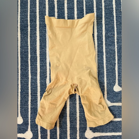 Skims Seamless High Waist Shorts - Picture 2 of 4